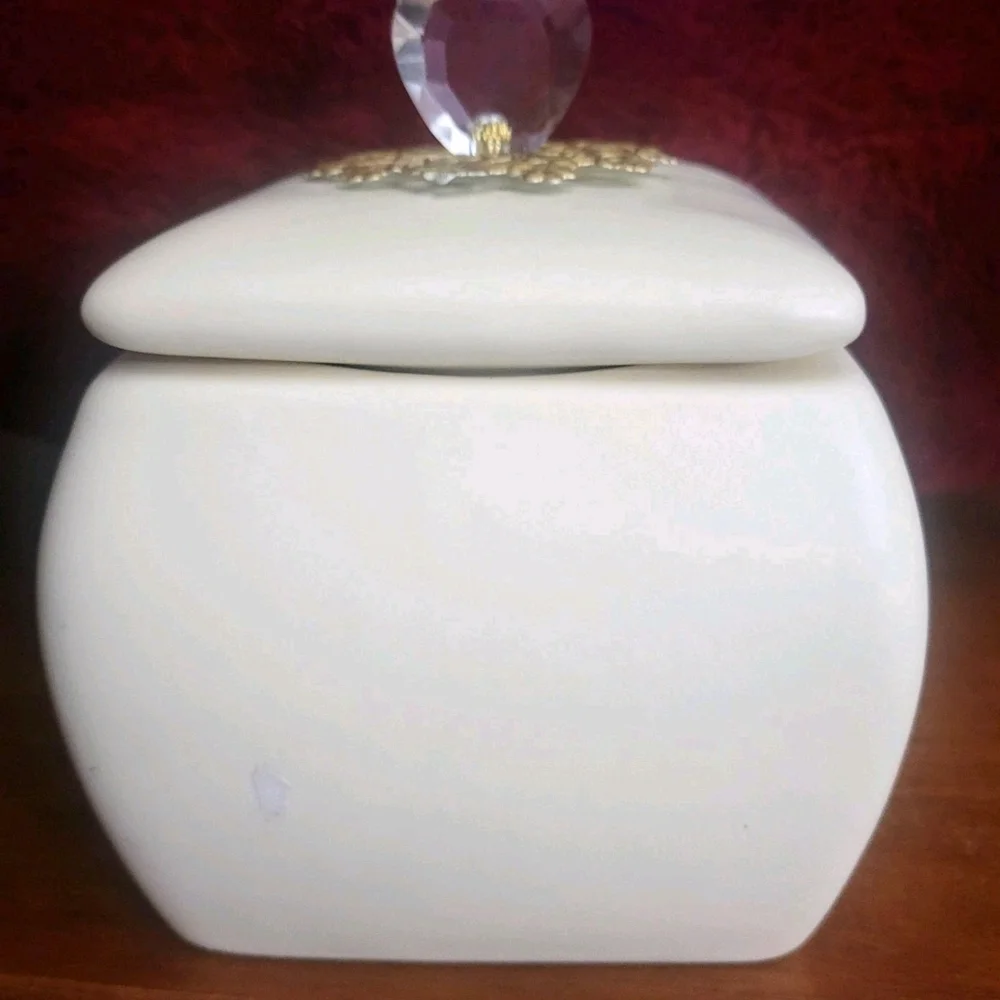 Mother's Love is the Heart of the Family Keepsake Box Ceramic Elegant  5"x 5" - Picture 5 of 10